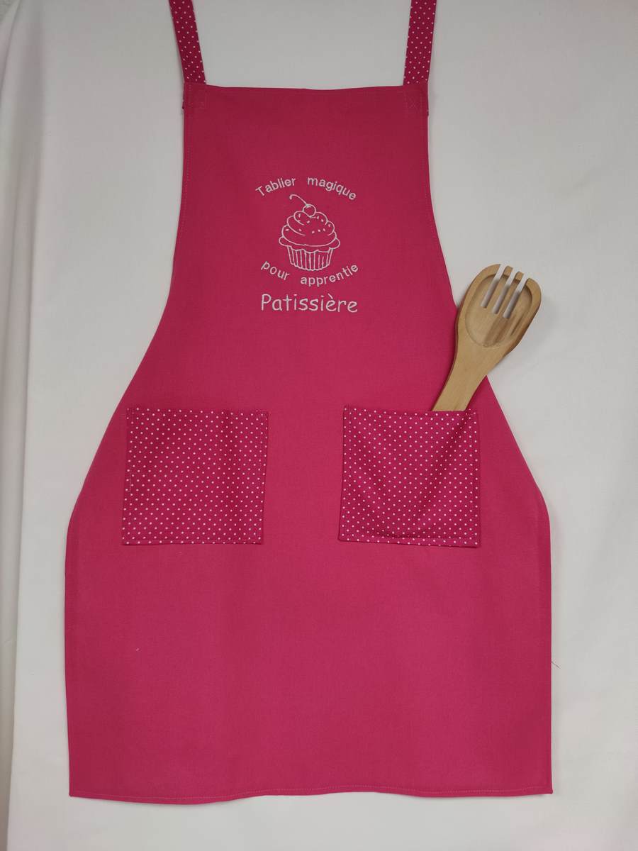 Tablier rose pour enfant brodé Patissière - Le Savoir Fer, Atelier de couture & Chantier d'insertion