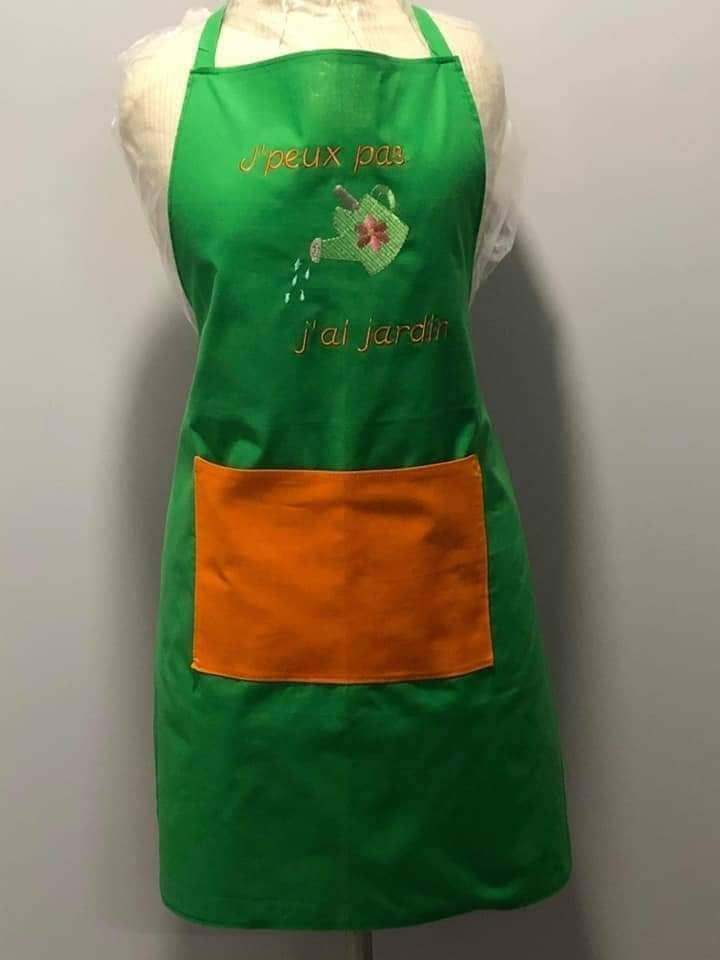 Tablier vert pour adulte brodé Arrosoir - Le Savoir Fer, Atelier de couture & Chantier d'insertion Tablier vert pour adulte brodé Arrosoir - Le Savoir Fer, Atelier de couture & Chantier d'insertion